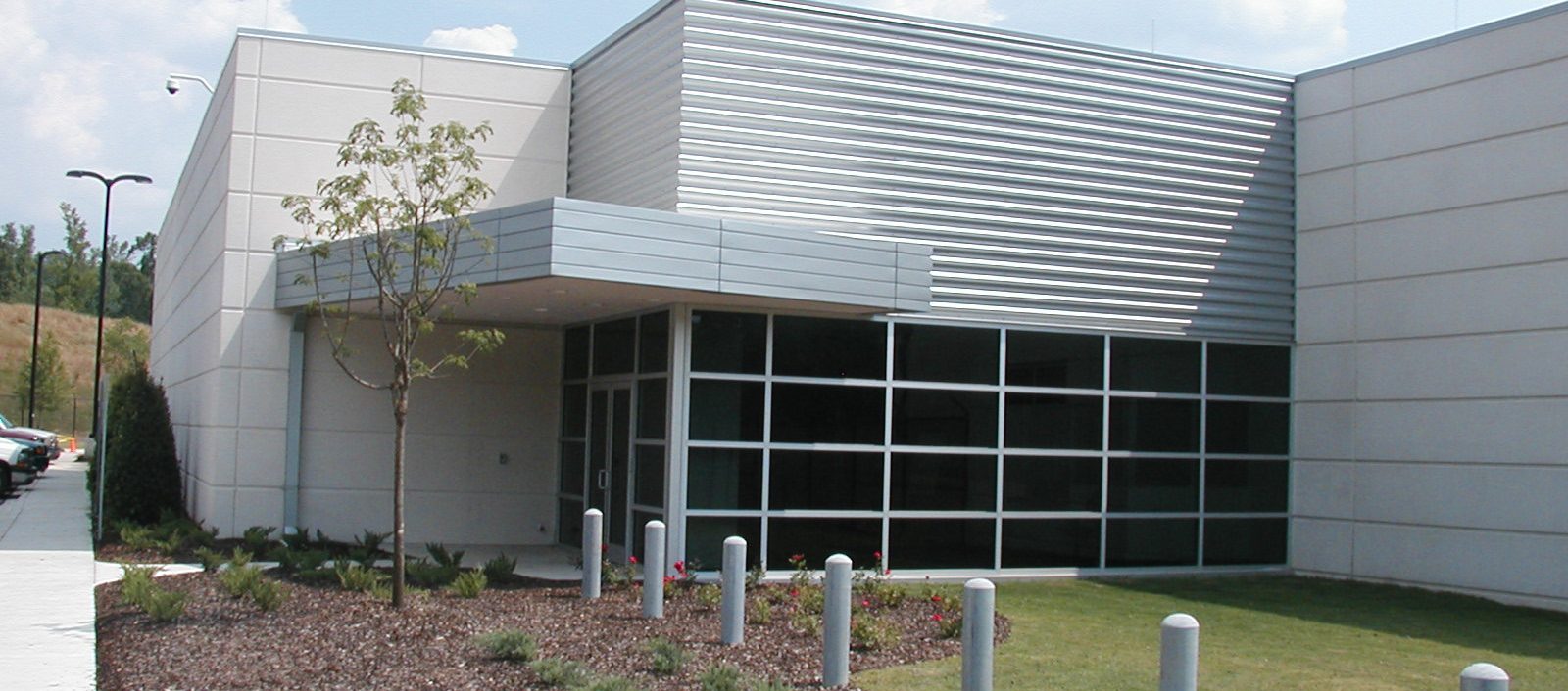Exterior of Oxmoor, a 1-story data center to highlight the structural engineering of the building