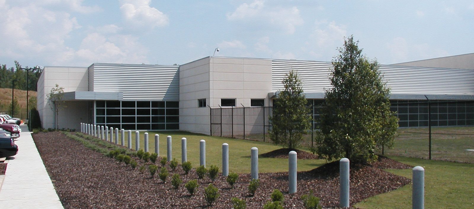 Exterior of Oxmoor, a 1-story data center to highlight the structural engineering of the building with greenery and other landscaping